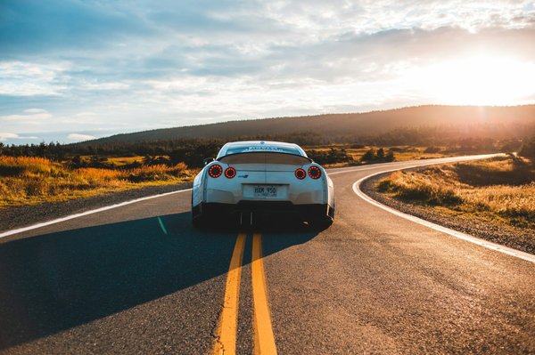 Quels sont les avantages de faire un stage de pilotage en voiture de sport ?