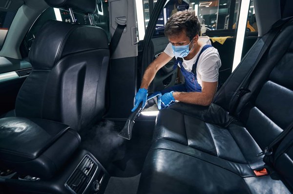 Nettoyage de printemps : rafraîchir votre voiture à l'aide d'un aspirateur pour la nouvelle saison