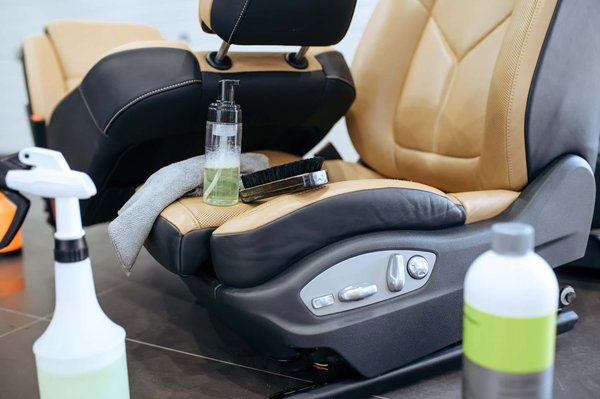 Cuir voiture : les différentes méthodes de nettoyer vos sièges